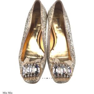 ISO this shoe in 38 or 38.5. Plz dm if you have it & willing to part with it.